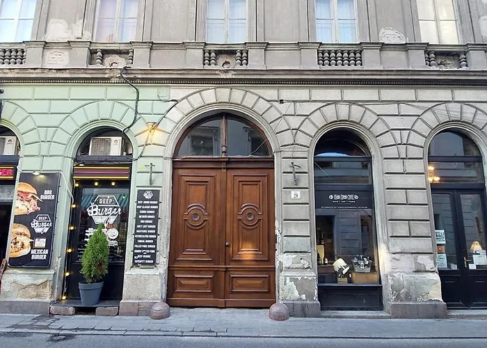 Classical Budapest Apartment In The Old Pest
